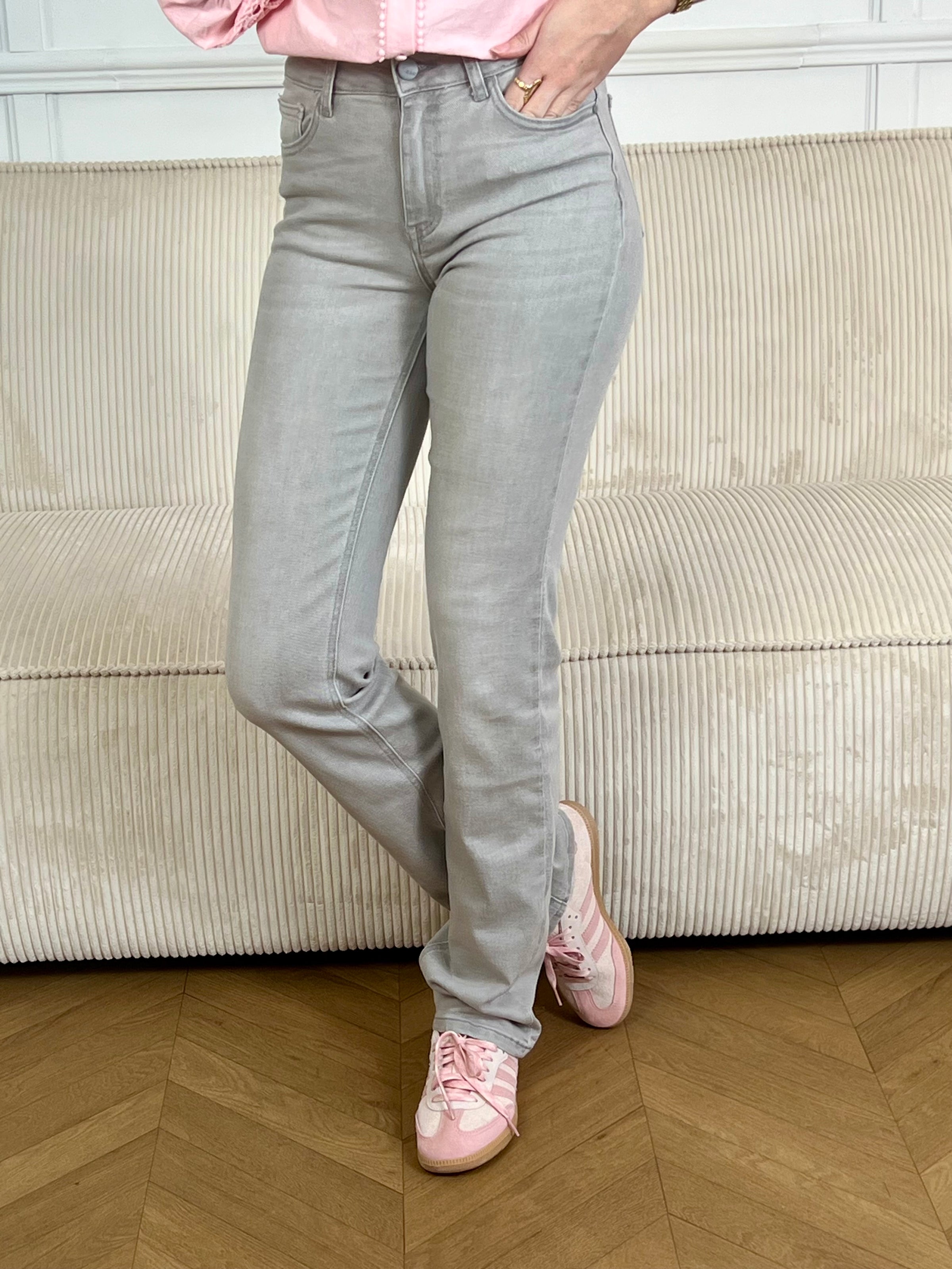 Optez pour ce jean extra long gris femme, tendance et confortable. Avec sa taille mi-haute et sa coupe droite, il sublime la silhouette tout en offrant une belle aisance. Doté de passants pour ceinture, d’une fermeture éclair avec bouton et de deux poches à l’avant et deux à l’arrière, ce jean gris clair est un essentiel facile à associer.