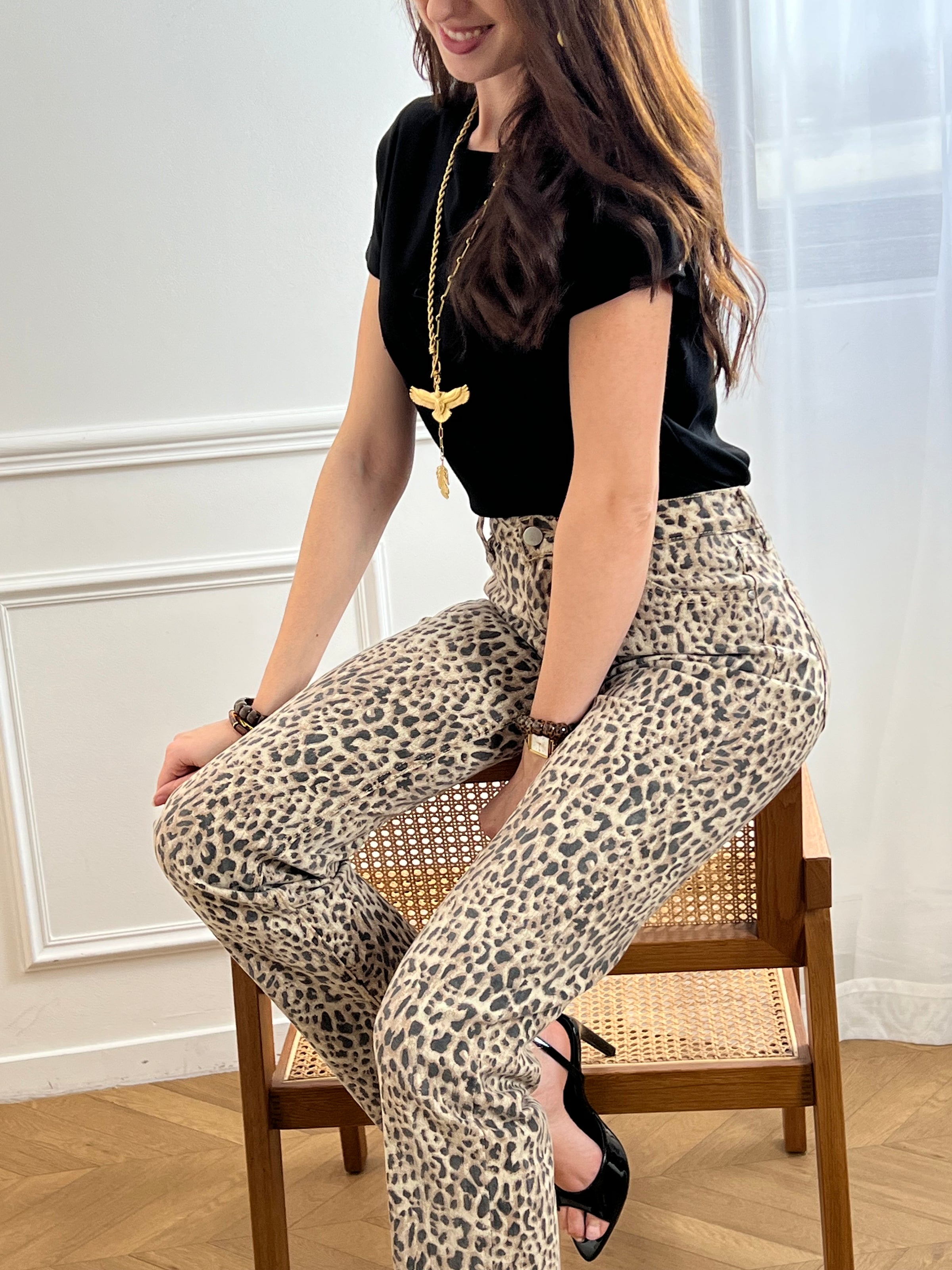 Jean léopard en coton Tall : Tessia Osez le style avec ce jean Tall au motif léopard tendance. Quatre poches pratiques, passants pour ceinture et fermeture éclair-bouton pour un confort et une tenue optimale. Un basique audacieux à intégrer dans votre garde-robe.