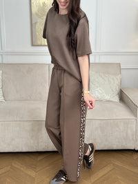 Le jogging taupe, ultra confortable avec sa taille élastique. Parfait pour chiller à la maison ou sortir avec style.