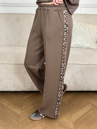 Le jogging taupe, ultra confortable avec sa taille élastique. Parfait pour chiller à la maison ou sortir avec style.