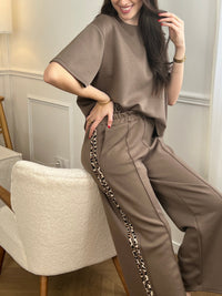 Le jogging taupe, ultra confortable avec sa taille élastique. Parfait pour chiller à la maison ou sortir avec style.