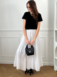 Jupe longue blanche ample avec taille élastique, légère et fluide pour une silhouette à la fois confortable et féminine.