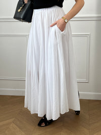 Jupe longue blanche ample avec taille élastique, légère et fluide pour une silhouette à la fois confortable et féminine.