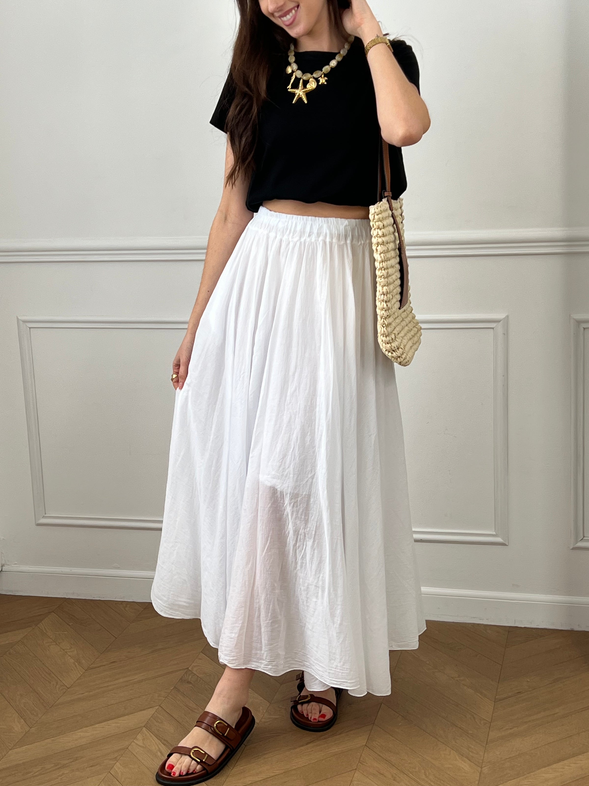 Jupe longue blanche ample avec taille élastique, légère et fluide pour une silhouette à la fois confortable et féminine.