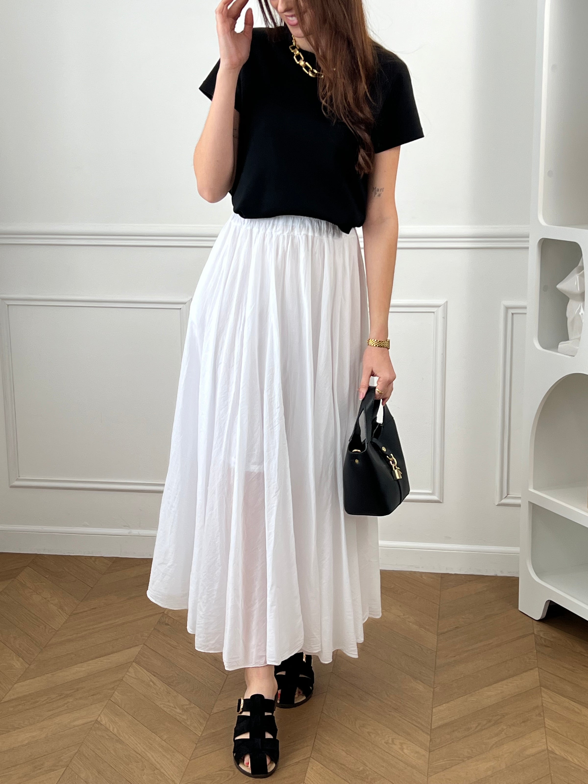 Jupe longue blanche ample avec taille élastique, légère et fluide pour une silhouette à la fois confortable et féminine.