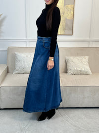 Découvrez notre jupe longue en jean Opale. Féminine et élégante, elle est rehaussée d'une coupe asymétrique et de 2 poches à l'avant et à l'arrière. Les passants pour ceinture vous offrent une silhouette flatteuse.