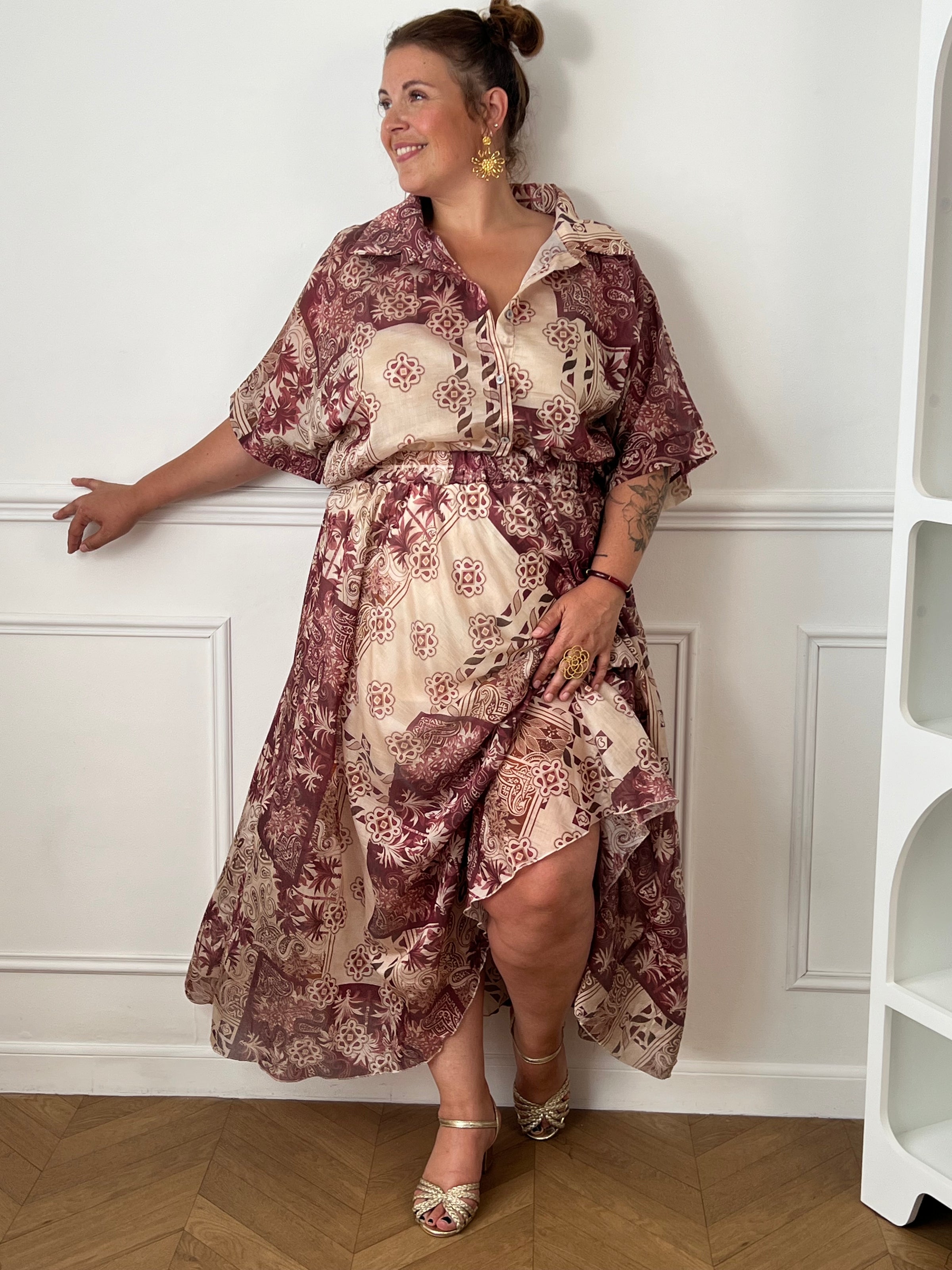 Jupe longue bordeaux grande taille pour femme avec motifs beiges.