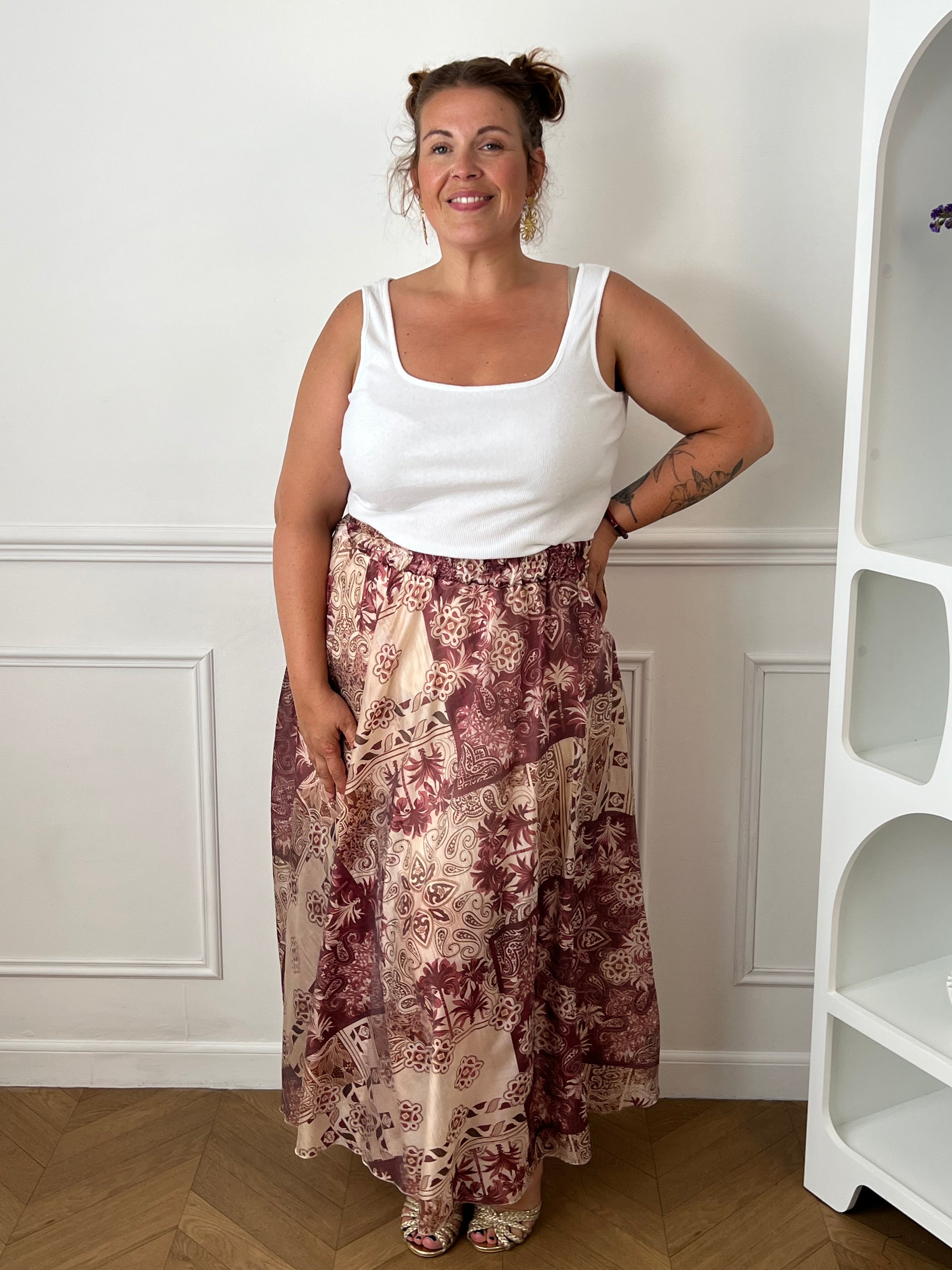 Jupe longue à la coupe évasée, féminine et fluide.