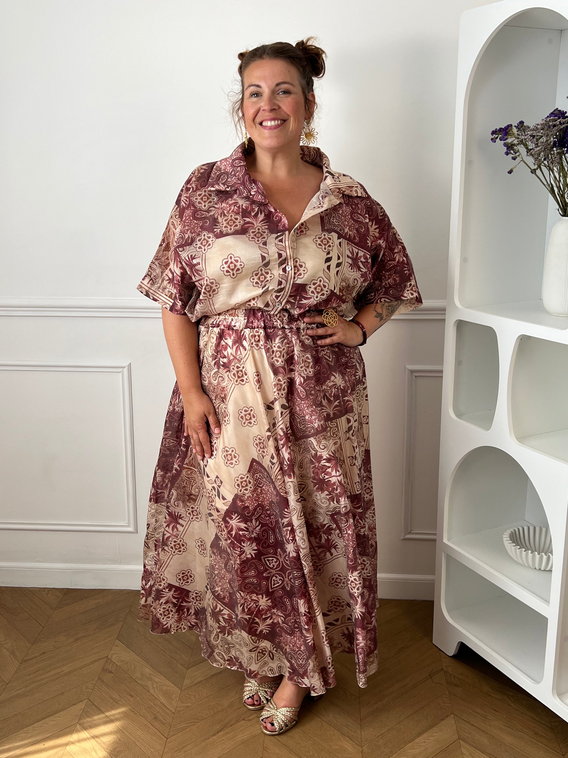 Jupe bordeaux doublée jusqu’à mi-longueur avec détails imprimés.