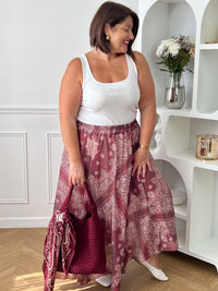 Apportez une touche d’élégance à votre dressing avec cette jupe longue bordeaux grande taille aux motifs écrus raffinés. Sa coupe évasée offre un tombé fluide et féminin, tandis que l’élastique à la taille assure un confort optimal au quotidien. Doublée jusqu’à mi-longueur pour plus d’aisance, cette jupe chic et légère est idéale pour composer des looks tendance et confortables.