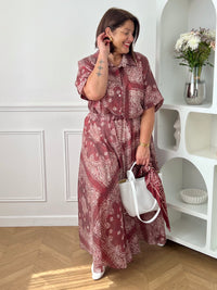 Apportez une touche d’élégance à votre dressing avec cette jupe longue bordeaux grande taille aux motifs écrus raffinés. Sa coupe évasée offre un tombé fluide et féminin, tandis que l’élastique à la taille assure un confort optimal au quotidien. Doublée jusqu’à mi-longueur pour plus d’aisance, cette jupe chic et légère est idéale pour composer des looks tendance et confortables.