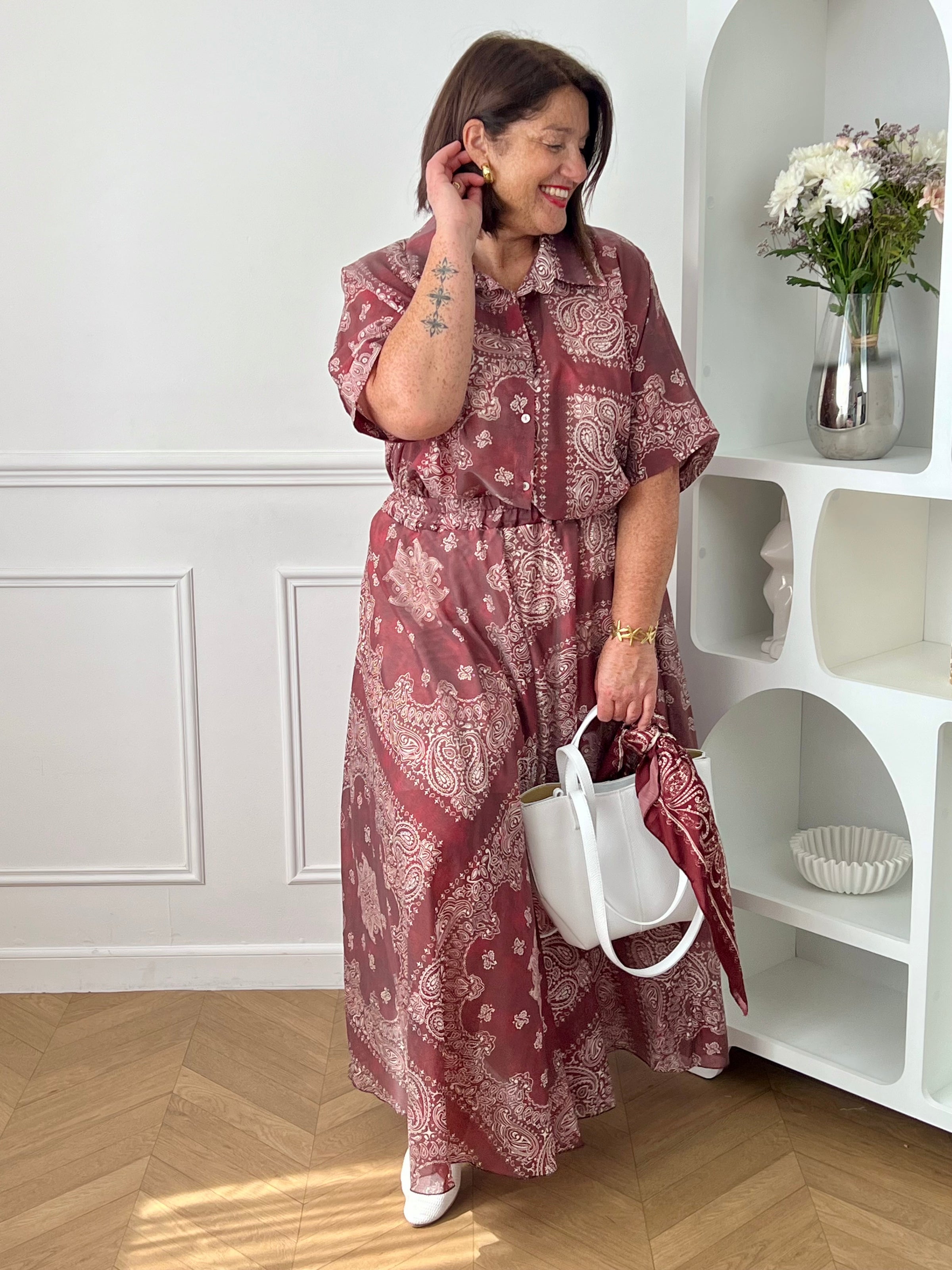 Apportez une touche d’élégance à votre dressing avec cette jupe longue bordeaux grande taille aux motifs écrus raffinés. Sa coupe évasée offre un tombé fluide et féminin, tandis que l’élastique à la taille assure un confort optimal au quotidien. Doublée jusqu’à mi-longueur pour plus d’aisance, cette jupe chic et légère est idéale pour composer des looks tendance et confortables.