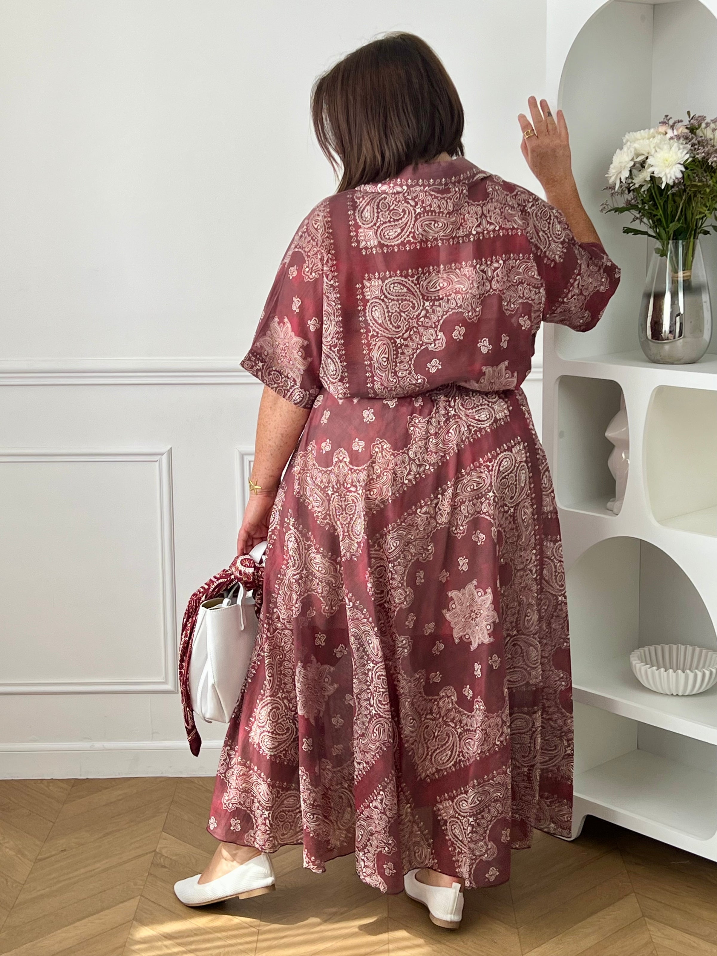 Apportez une touche d’élégance à votre dressing avec cette jupe longue bordeaux grande taille aux motifs écrus raffinés. Sa coupe évasée offre un tombé fluide et féminin, tandis que l’élastique à la taille assure un confort optimal au quotidien. Doublée jusqu’à mi-longueur pour plus d’aisance, cette jupe chic et légère est idéale pour composer des looks tendance et confortables.