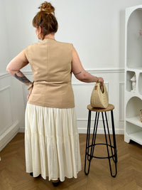 Cette jupe longue écru allie élégance et confort grâce à sa coupe ample et sa doublure qui assure une belle tenue. Fluide et légère, elle accompagne vos mouvements avec grâce pour une silhouette à la fois chic et naturelle.