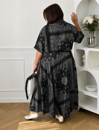 Apportez une touche d’élégance à votre dressing avec cette jupe longue grise grande taille aux motifs écrus raffinés. Sa coupe évasée offre un tombé fluide et féminin, tandis que l’élastique à la taille assure un confort optimal au quotidien. Doublée jusqu’à mi-longueur pour plus d’aisance, cette jupe chic et légère est idéale pour composer des looks tendance et confortables.