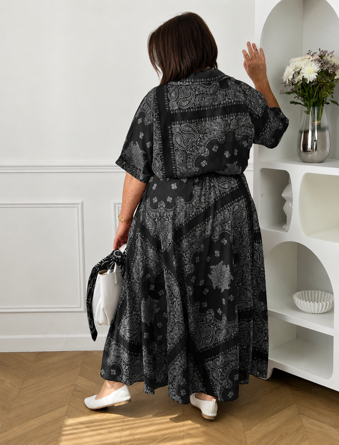 Apportez une touche d’élégance à votre dressing avec cette jupe longue grise grande taille aux motifs écrus raffinés. Sa coupe évasée offre un tombé fluide et féminin, tandis que l’élastique à la taille assure un confort optimal au quotidien. Doublée jusqu’à mi-longueur pour plus d’aisance, cette jupe chic et légère est idéale pour composer des looks tendance et confortables.