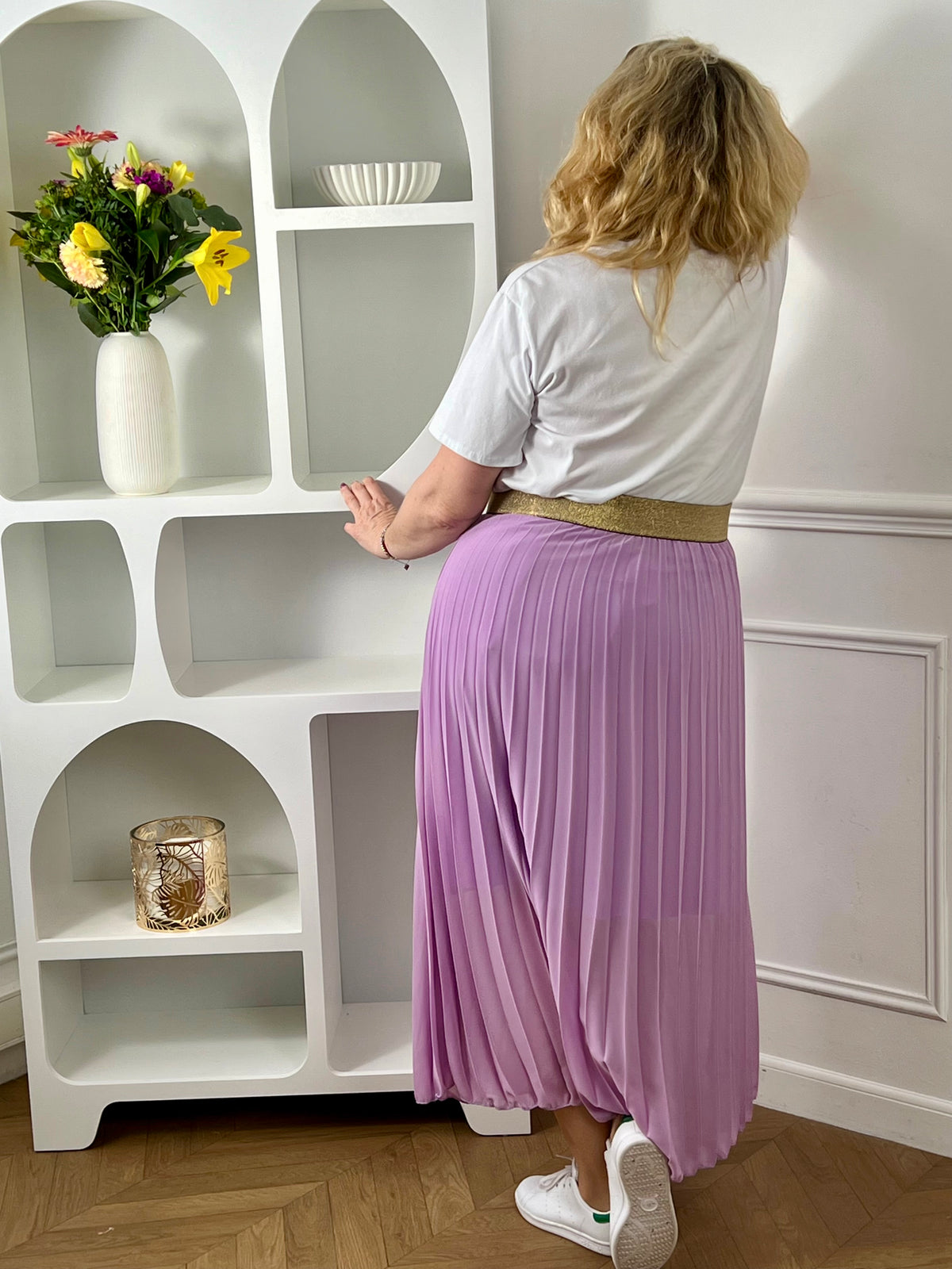 La jupe lilas plissée de grande taille incarne une élégance intemporelle. Avec sa coupe longue et plissée, elle offre une silhouette flatteuse et tendance. Cette pièce allie style et confort, créant une tenue sophistiquée et moderne pour les femmes de grande taille.