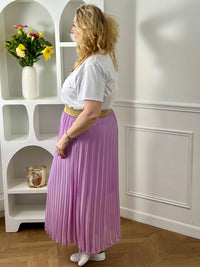 La jupe lilas plissée de grande taille incarne une élégance intemporelle. Avec sa coupe longue et plissée, elle offre une silhouette flatteuse et tendance. Cette pièce allie style et confort, créant une tenue sophistiquée et moderne pour les femmes de grande taille.
