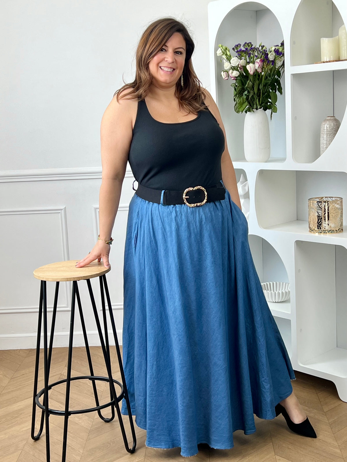 Jupe longue grande taille femme, évasée et fluide, idéale pour un look élégant et confortable. Dotée d’une taille élastique, de deux poches latérales et de passants pour ceinture, elle allie praticité et féminité. Sa coupe ample met en valeur la silhouette tout en offrant une grande liberté de mouvement. En coloris bleu, cette jupe longue est parfaite pour une tenue chic et décontractée au quotidien.
