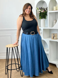 Jupe longue grande taille femme, évasée et fluide, idéale pour un look élégant et confortable. Dotée d’une taille élastique, de deux poches latérales et de passants pour ceinture, elle allie praticité et féminité. Sa coupe ample met en valeur la silhouette tout en offrant une grande liberté de mouvement. En coloris bleu, cette jupe longue est parfaite pour une tenue chic et décontractée au quotidien.