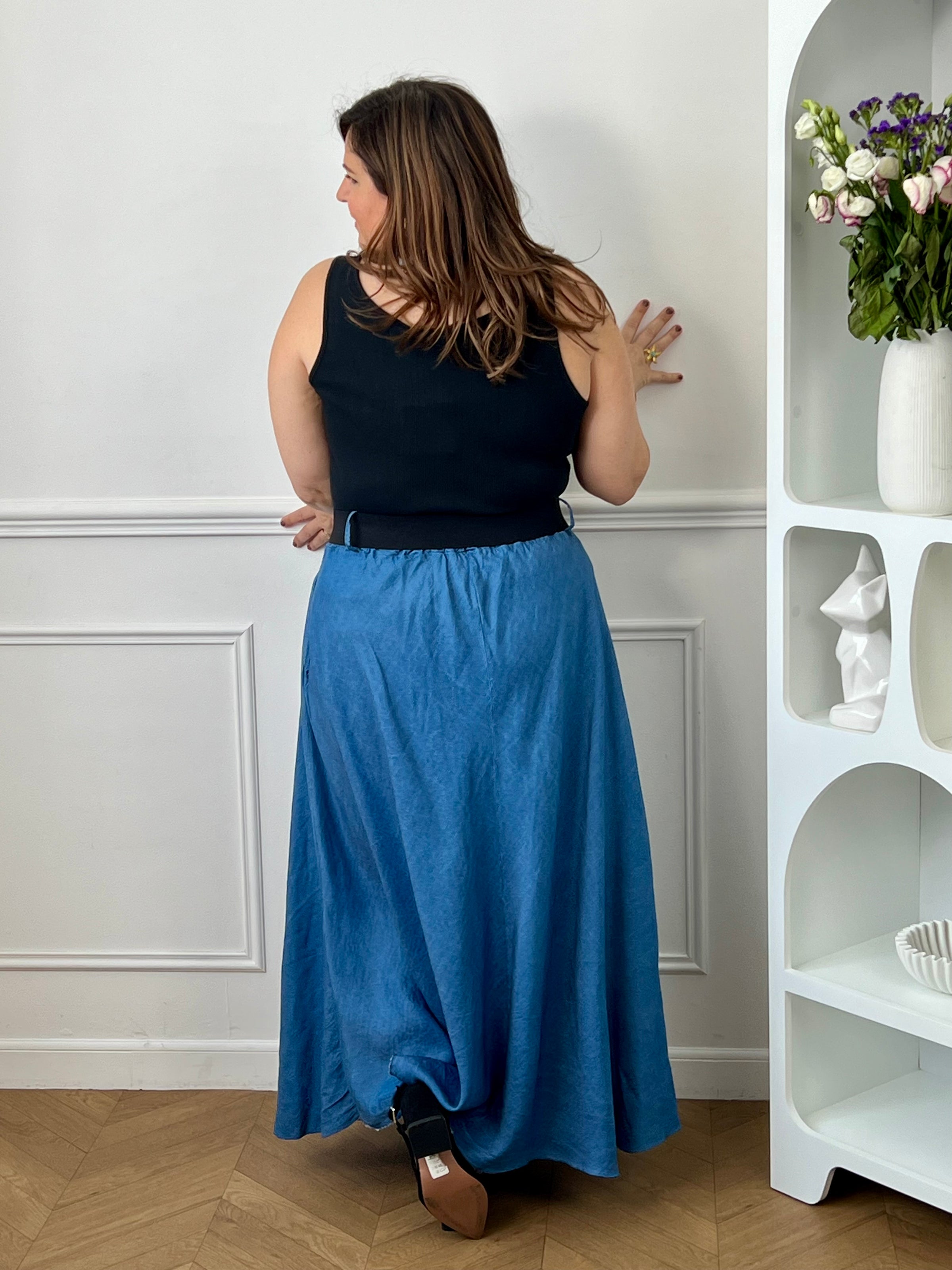 Jupe longue grande taille femme, évasée et fluide, idéale pour un look élégant et confortable. Dotée d’une taille élastique, de deux poches latérales et de passants pour ceinture, elle allie praticité et féminité. Sa coupe ample met en valeur la silhouette tout en offrant une grande liberté de mouvement. En coloris bleu, cette jupe longue est parfaite pour une tenue chic et décontractée au quotidien.