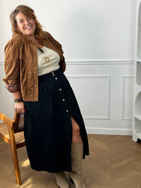 Femme grande taille portant la jupe longue noire Ada – 100% Coton, tailles 42/44 à 52/54 | Loïcia