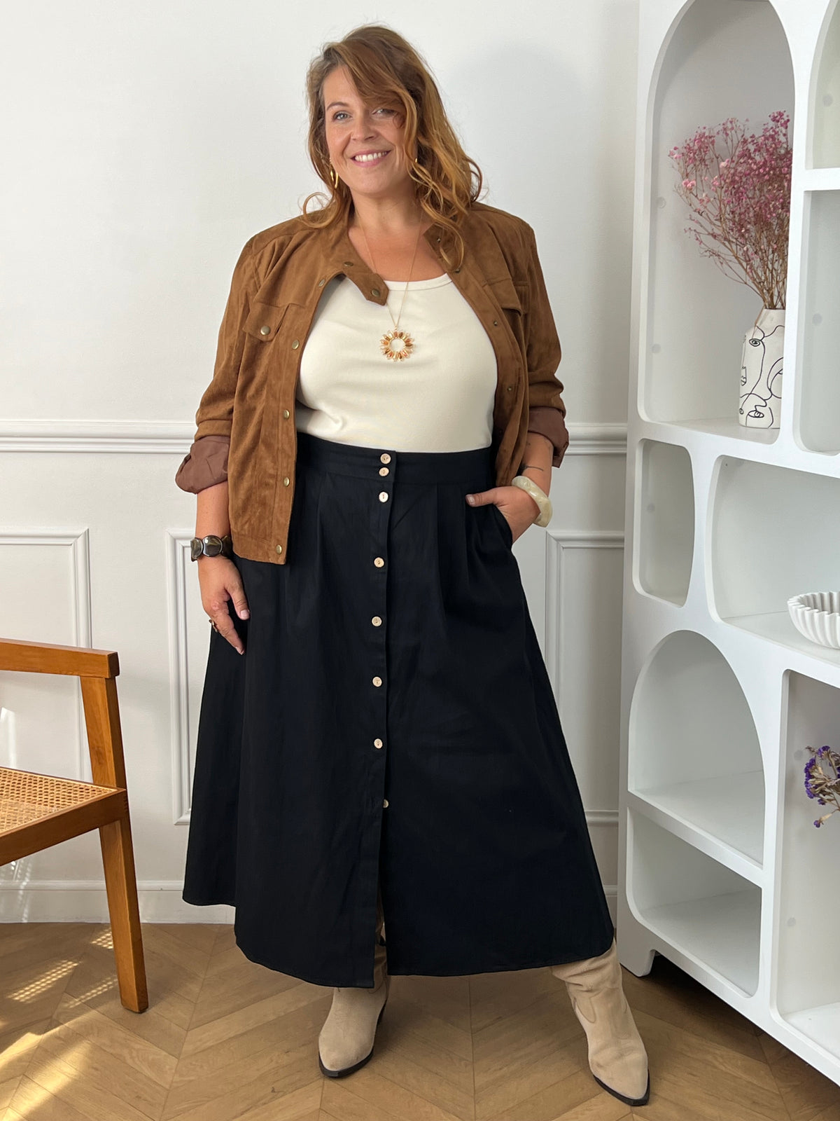 Détail boutons beiges et fente avant de la jupe longue noire grande taille Ada – Made in P.R.C | Loïcia