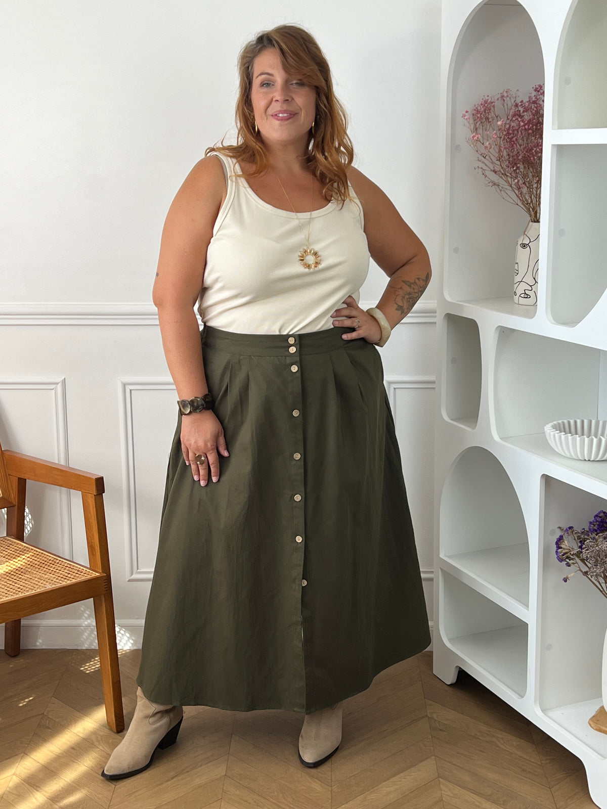 Dos de la jupe longue kaki grande taille Ada – Élastique à la taille et coupe trapèze | Loïcia