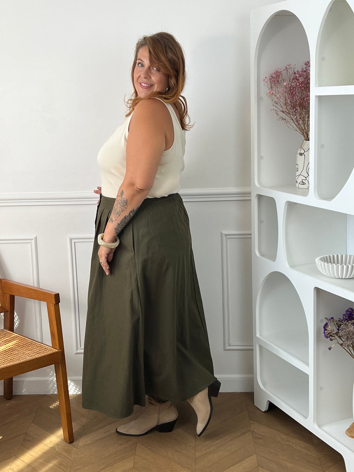Femme grande taille portant la jupe longue kaki Ada – 100% Coton, tailles 42/44 à 52/54 | Loïcia
