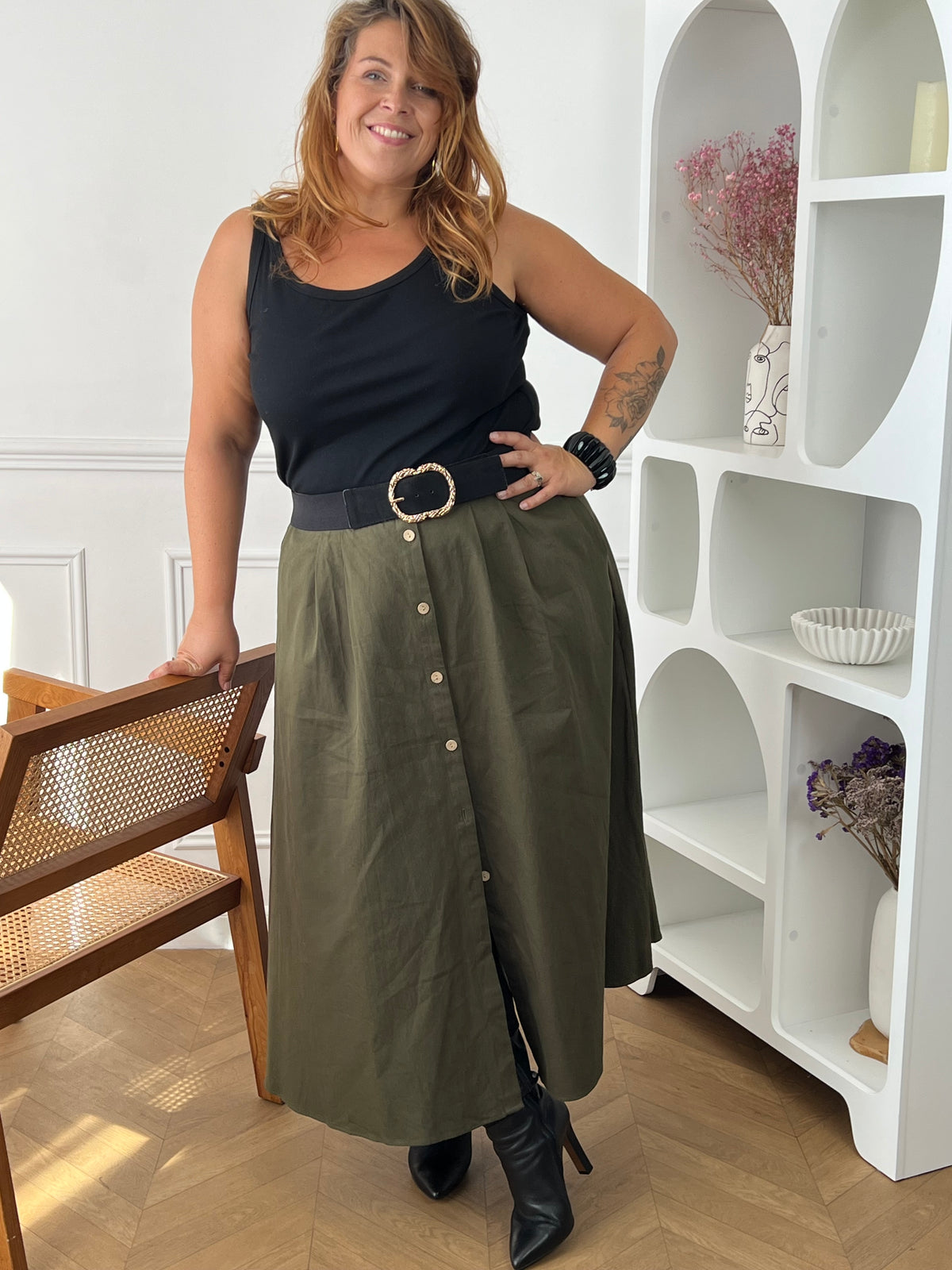 Détail boutons beiges et fente avant de la jupe longue kaki grande taille Ada – Made in P.R.C | Loïcia