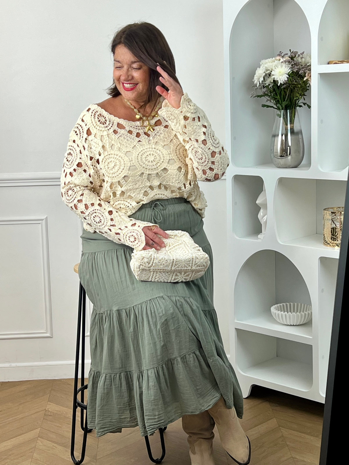 Jupe longue grande taille femme, ample et légère, idéale pour un look confortable et féminin. Dotée d’une taille élastique avec liens factices, elle s’adapte parfaitement à la silhouette. Sa doublure jusqu’à mi-longueur assure confort et opacité au quotidien. Confectionnée en 100% coton, cette jupe kaki est parfaite pour une tenue chic et décontractée en toute saison.