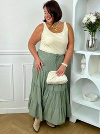 Jupe longue grande taille femme, ample et légère, idéale pour un look confortable et féminin. Dotée d’une taille élastique avec liens factices, elle s’adapte parfaitement à la silhouette. Sa doublure jusqu’à mi-longueur assure confort et opacité au quotidien. Confectionnée en 100% coton, cette jupe kaki est parfaite pour une tenue chic et décontractée en toute saison.
