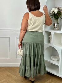 Jupe longue grande taille femme, ample et légère, idéale pour un look confortable et féminin. Dotée d’une taille élastique avec liens factices, elle s’adapte parfaitement à la silhouette. Sa doublure jusqu’à mi-longueur assure confort et opacité au quotidien. Confectionnée en 100% coton, cette jupe kaki est parfaite pour une tenue chic et décontractée en toute saison.