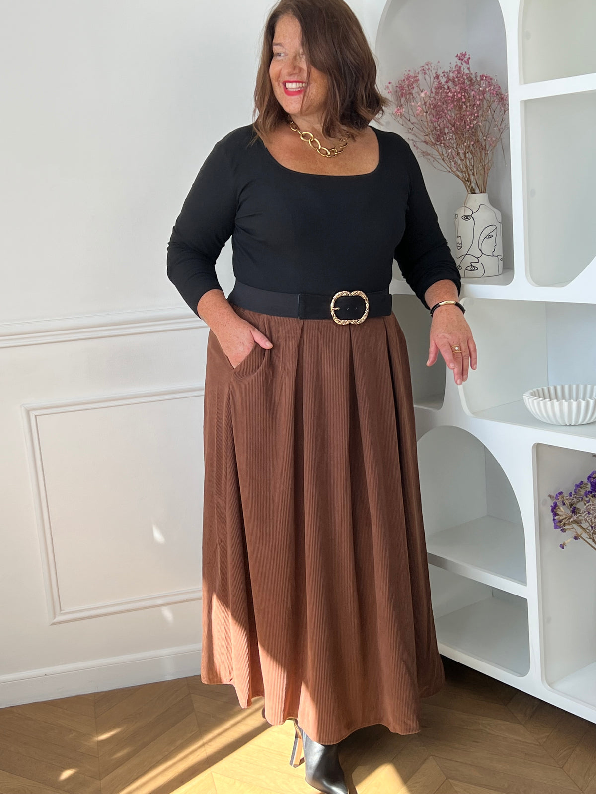Jupe longue marron grande taille en velours côtelé, portée avec un top noir et une ceinture noire – Zita | Loïcia