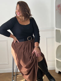 Jupe longue en velours marron portée en position assise avec des bottes hautes noires – Zita | Loïcia