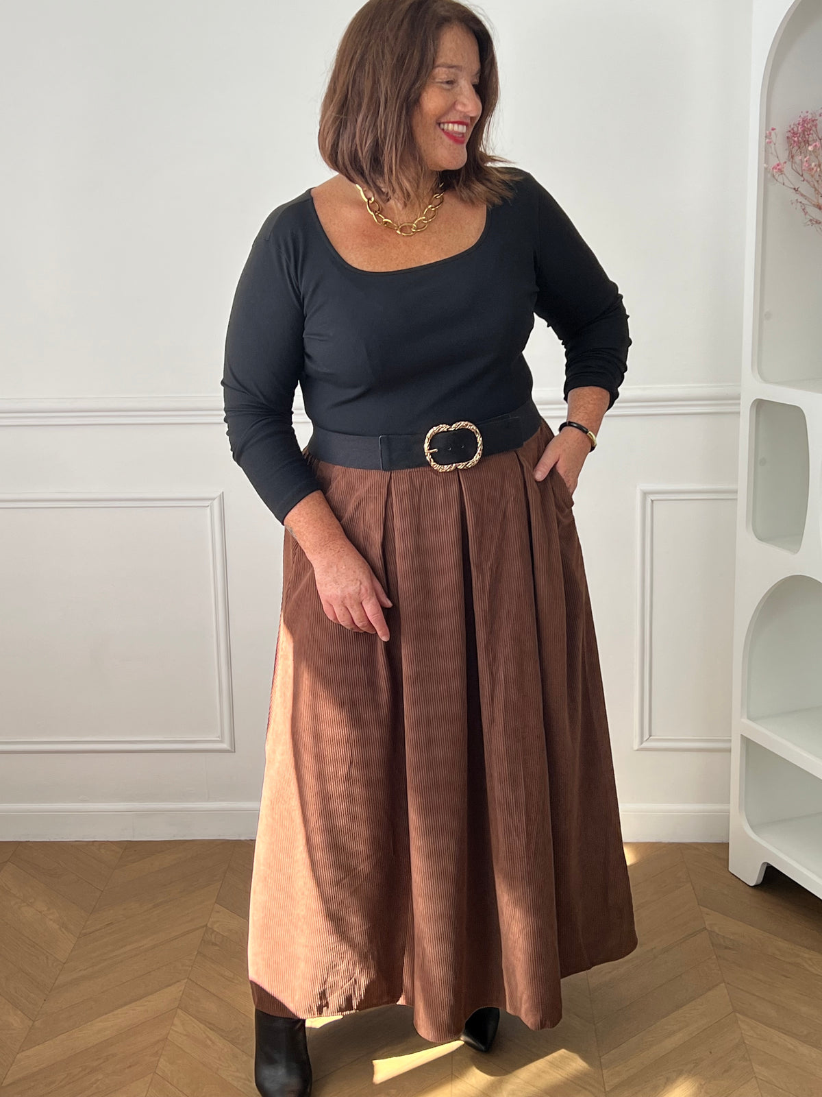 Jupe longue marron grande taille vue de face, montrant sa coupe évasée et sa poche latérale – Zita | Loïcia