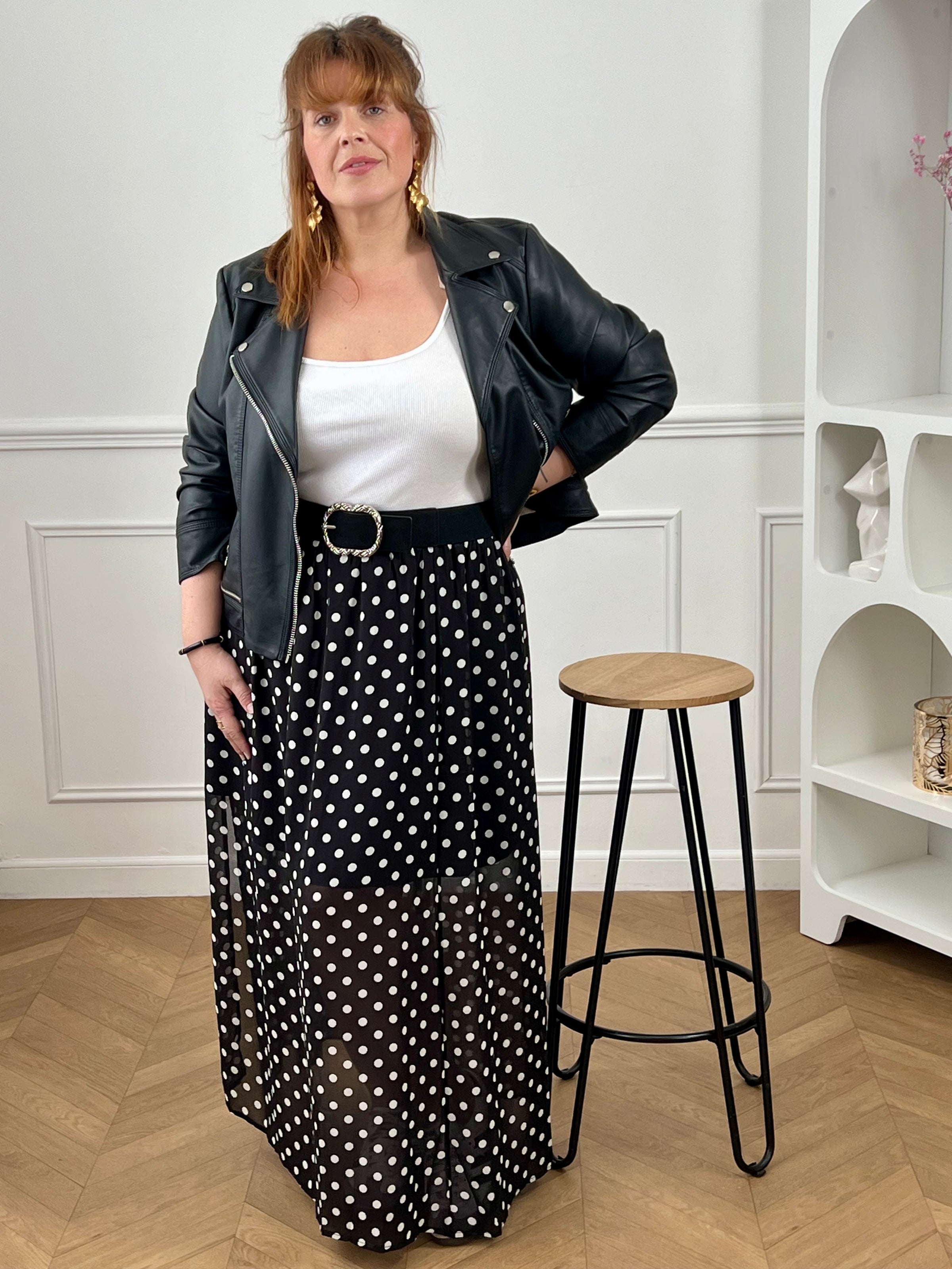Adoptez cette jupe longue à pois grande taille, à la fois chic et confortable. Sa taille élastiquée s’ajuste facilement à votre silhouette. Ses motifs noir et écru apportent une touche intemporelle, tandis que sa fente sur le côté droit et sa doublure jusqu’aux genoux offrent fluidité et aisance au quotidien.