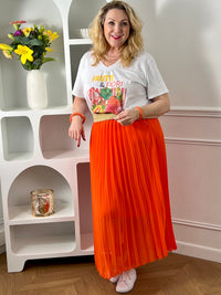 Apportez une touche de peps à votre tenue avec cette jupe plissée orange grande taille. Confortable grâce à sa taille élastiquée dorée, elle s’adapte facilement à la silhouette tout en apportant une note élégante. Doublée pour plus de confort et de tenue, cette jupe plissée est idéale pour illuminer vos looks du quotidien ou vos tenues de soirée.