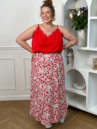 Jupe fleurie écru, rose et rouge à la coupe fluide et féminine. Sa taille élastique assure un confort parfait, tandis que la fente à l’avant apporte une touche légère et élégante.