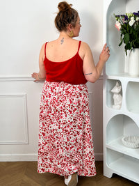 Jupe fleurie écru, rose et rouge à la coupe fluide et féminine. Sa taille élastique assure un confort parfait, tandis que la fente à l’avant apporte une touche légère et élégante.