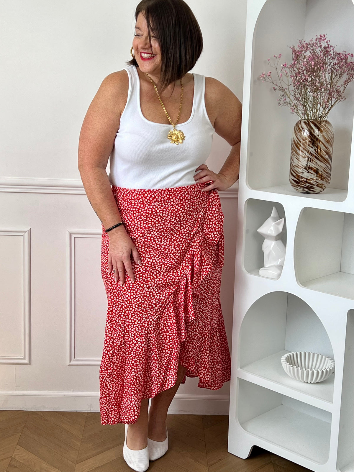 Jupe longue rouge grande taille femme, au style portefeuille, idéale pour une allure féminine et élégante. Dotée d’une taille élastique, elle offre un confort optimal au quotidien. Son volant apporte du mouvement, tandis que son motif floral rehaussé de fil lurex doré ajoute une touche lumineuse et raffinée. Parfaite pour sublimer vos tenues avec style.