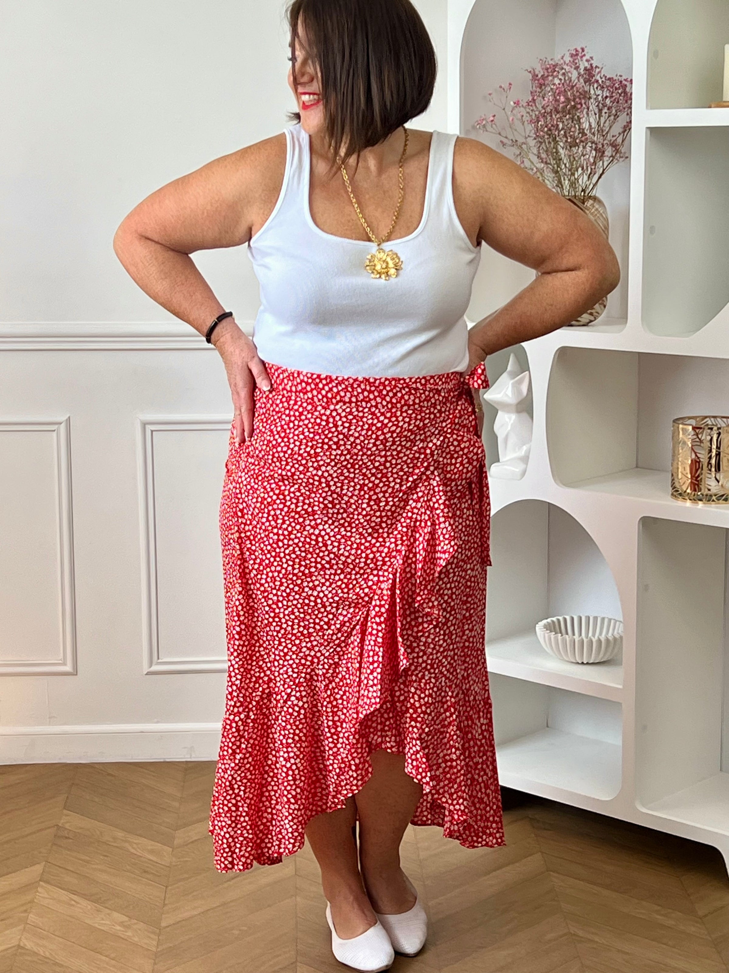 Jupe longue rouge grande taille femme, au style portefeuille, idéale pour une allure féminine et élégante. Dotée d’une taille élastique, elle offre un confort optimal au quotidien. Son volant apporte du mouvement, tandis que son motif floral rehaussé de fil lurex doré ajoute une touche lumineuse et raffinée. Parfaite pour sublimer vos tenues avec style.