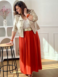 Adoptez cette jupe longue terracotta grande taille, à la fois confortable et élégante. Dotée d’un élastique au dos, elle s’ajuste parfaitement à votre silhouette pour un confort optimal. Sa couleur terracotta apporte une touche chaleureuse et tendance à vos tenues du quotidien.