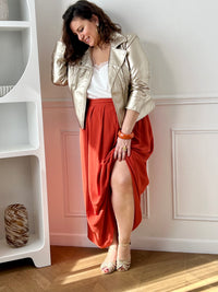 Adoptez cette jupe longue terracotta grande taille, à la fois confortable et élégante. Dotée d’un élastique au dos, elle s’ajuste parfaitement à votre silhouette pour un confort optimal. Sa couleur terracotta apporte une touche chaleureuse et tendance à vos tenues du quotidien.