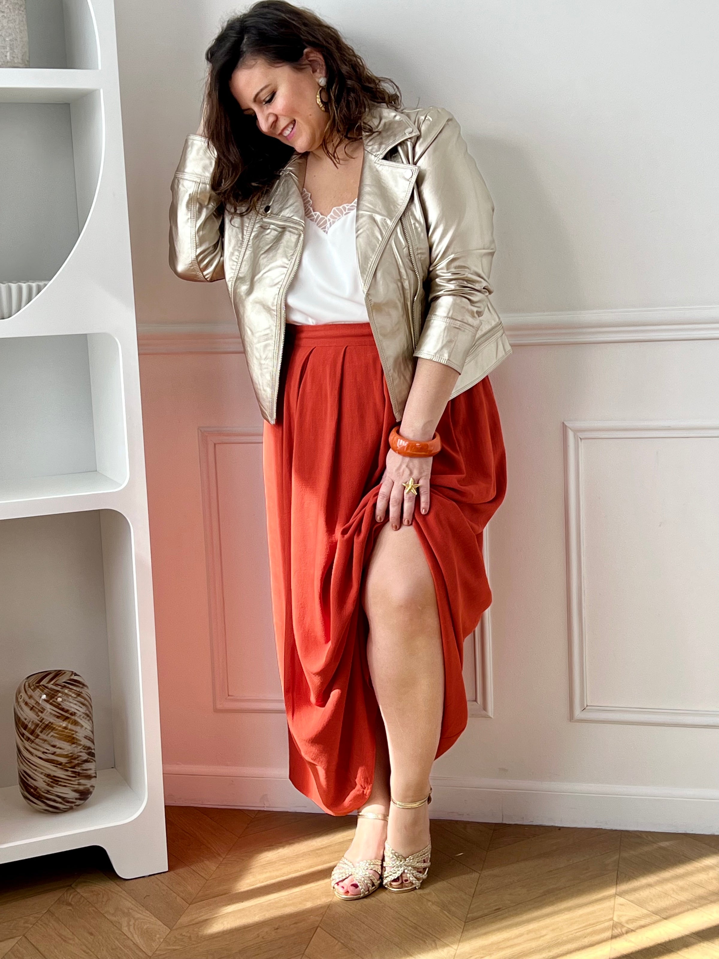 Adoptez cette jupe longue terracotta grande taille, à la fois confortable et élégante. Dotée d’un élastique au dos, elle s’ajuste parfaitement à votre silhouette pour un confort optimal. Sa couleur terracotta apporte une touche chaleureuse et tendance à vos tenues du quotidien.