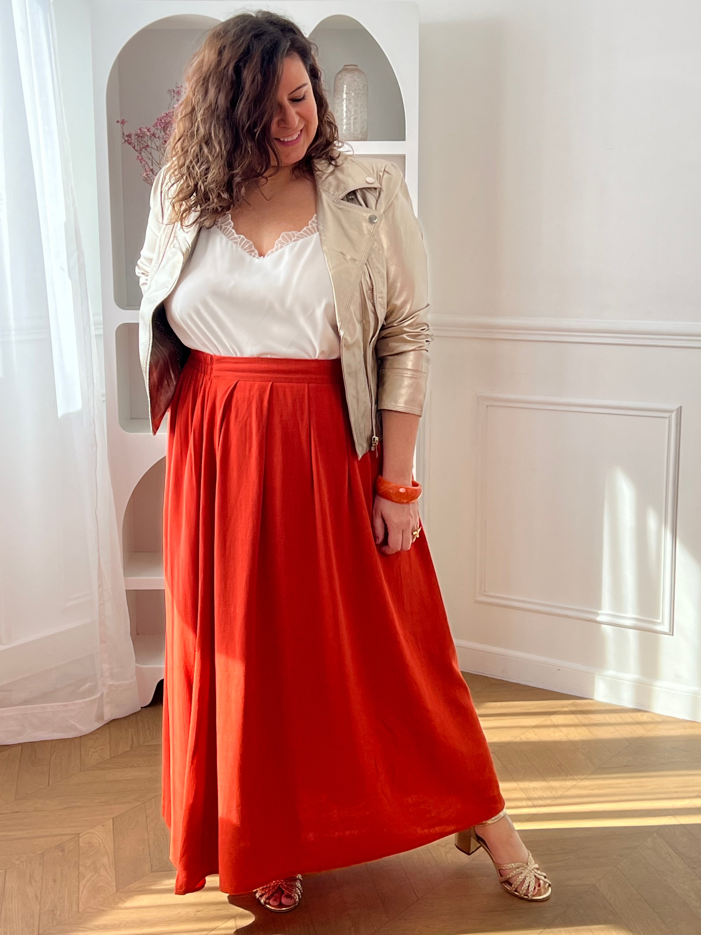 Adoptez cette jupe longue terracotta grande taille, à la fois confortable et élégante. Dotée d’un élastique au dos, elle s’ajuste parfaitement à votre silhouette pour un confort optimal. Sa couleur terracotta apporte une touche chaleureuse et tendance à vos tenues du quotidien.