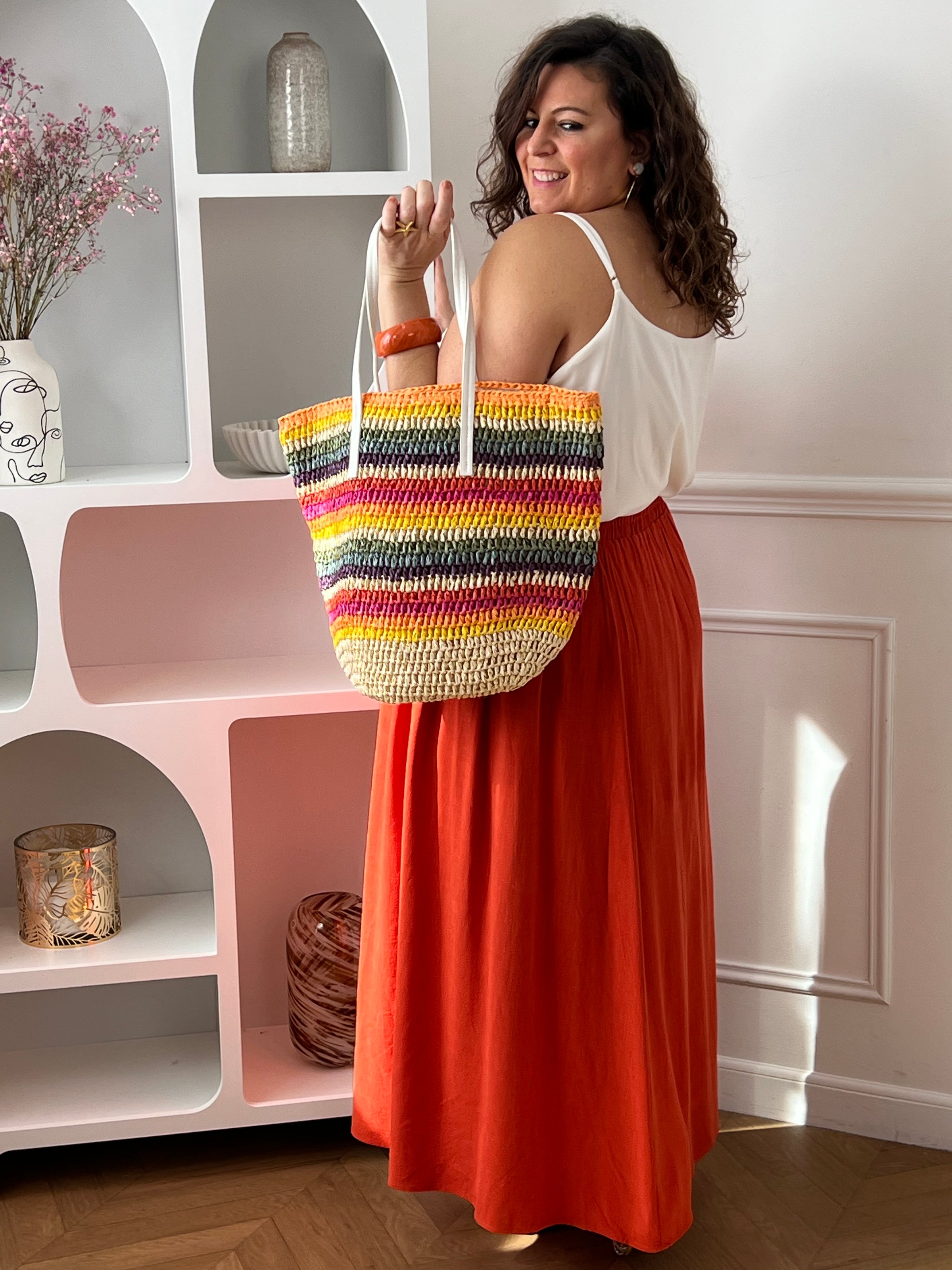 Adoptez cette jupe longue terracotta grande taille, à la fois confortable et élégante. Dotée d’un élastique au dos, elle s’ajuste parfaitement à votre silhouette pour un confort optimal. Sa couleur terracotta apporte une touche chaleureuse et tendance à vos tenues du quotidien.