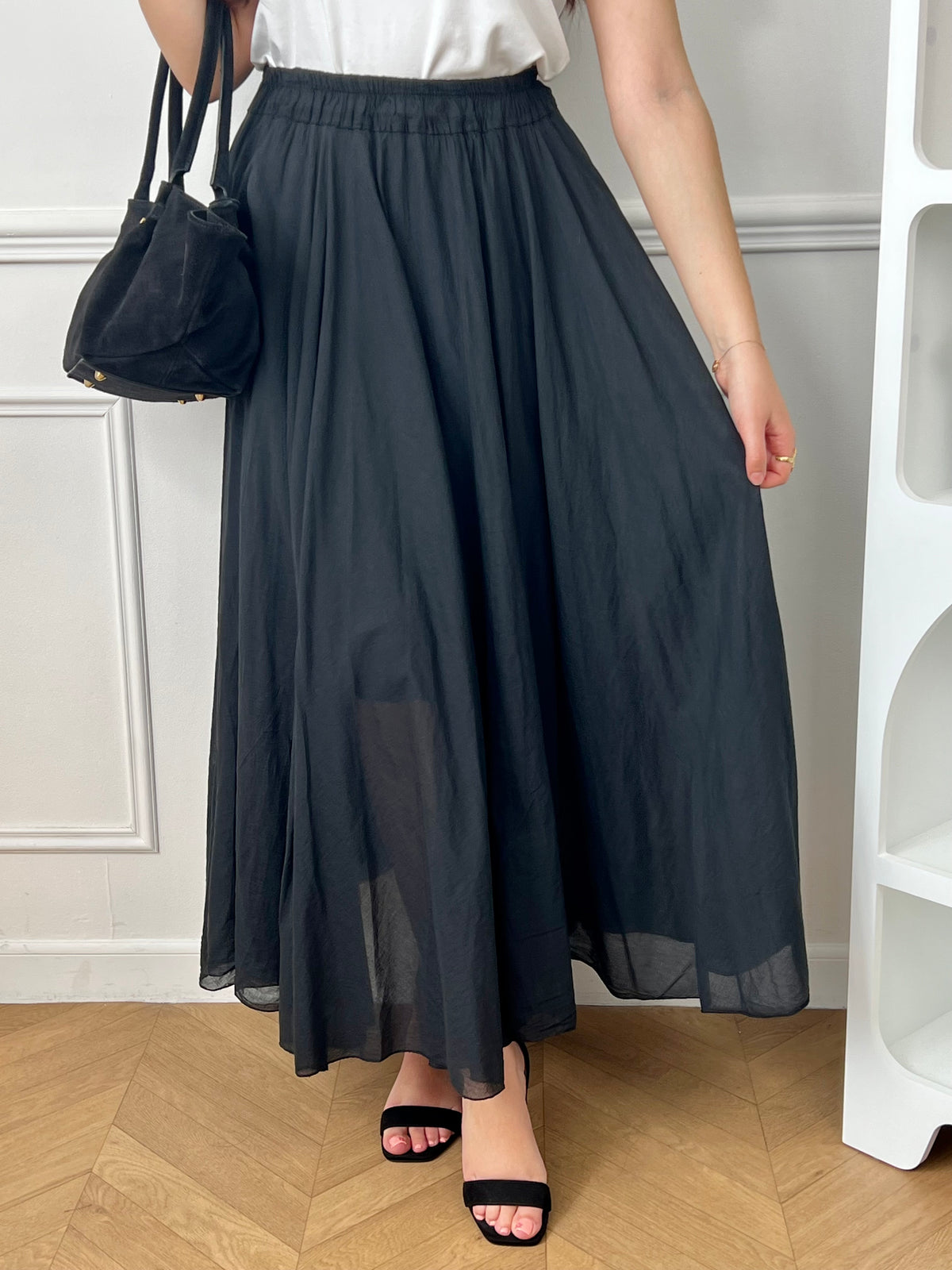 Jupe noire longue femme, légère et agréable à porter, parfaite pour un look élégant au quotidien. Dotée d’une taille élastique, elle assure un confort optimal et s’adapte facilement à la silhouette. Sa doublure jusqu’à mi-longueur garantit une bonne opacité, tandis que sa légère transparence apporte une touche féminine et raffinée. Confectionnée en 100% coton, cette jupe noire est un basique incontournable.