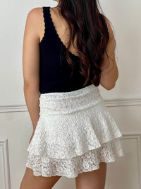 Jupe short blanche femme en dentelle, idéale pour un look féminin et élégant. Dotée d’une taille élastique et d’une doublure, elle offre confort et maintien au quotidien. Ses volants sur le bas apportent du mouvement et une touche romantique. Légère et raffinée, cette jupe short blanche est parfaite pour un style chic et estival.