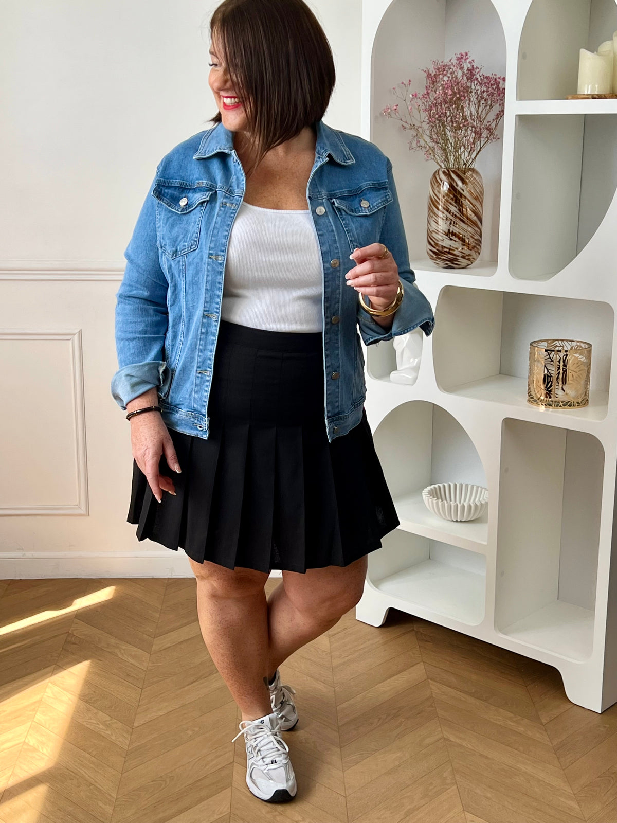 Jupe short noire en lin femme, idéale pour allier élégance et confort au quotidien. Avec son effet jupe plissée et sa coupe pratique de short, elle offre un style moderne et féminin. Dotée d’une ouverture sur le côté avec fermeture éclair, elle assure un ajustement parfait. Légère et facile à porter, cette jupe short noire est un indispensable pour un look chic et décontracté.